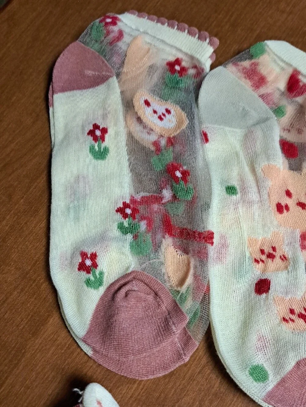 Women's Sheer Floral Ankle Socks - Red & Pink Floral Pattern